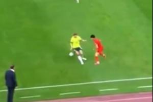 太敢做动作！现场球迷实拍：王钰栋穿裆过人，澳主帅不满防守摊手